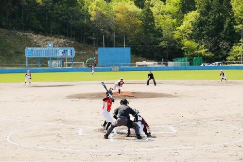 女子野球の試合の写真1