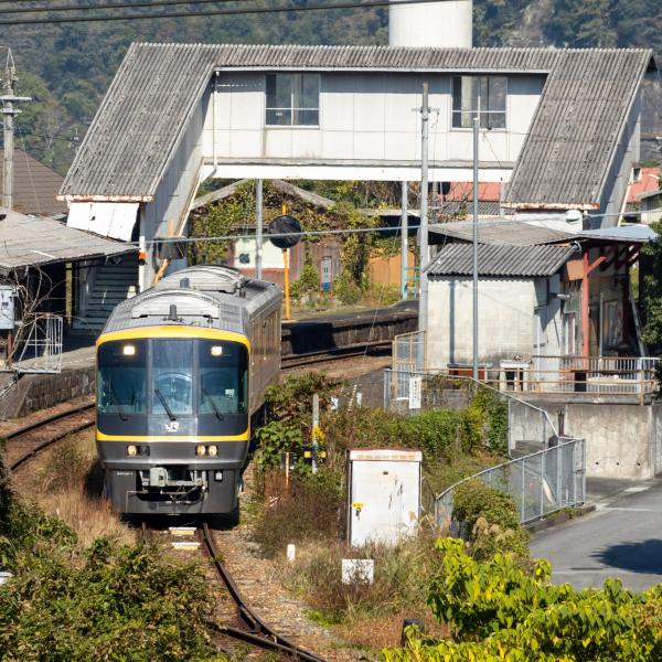 吉舎駅を通過しながら線路の検査・測定を行う