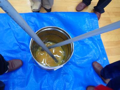 使用済油の石けんづくりの様子