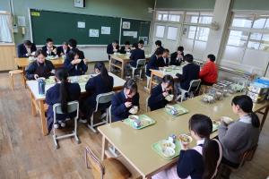 給食風景：中学校