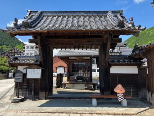 もののけベンチと三勝寺薬医門