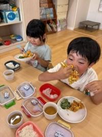 かきあげを食べている子どもたち
