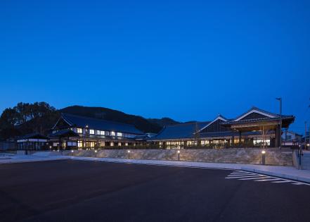 三次地区拠点施設（夜景）の画像