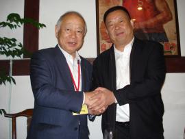 羅剛区長との友好の握手の画像