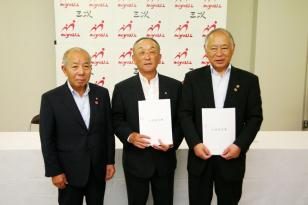 議長、岡野専務、増田市長の集合写真